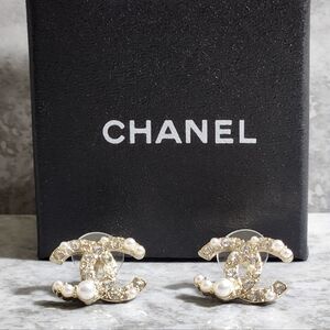 Chanel Gold Crystal & Pearl CC Stud Earrings✨️